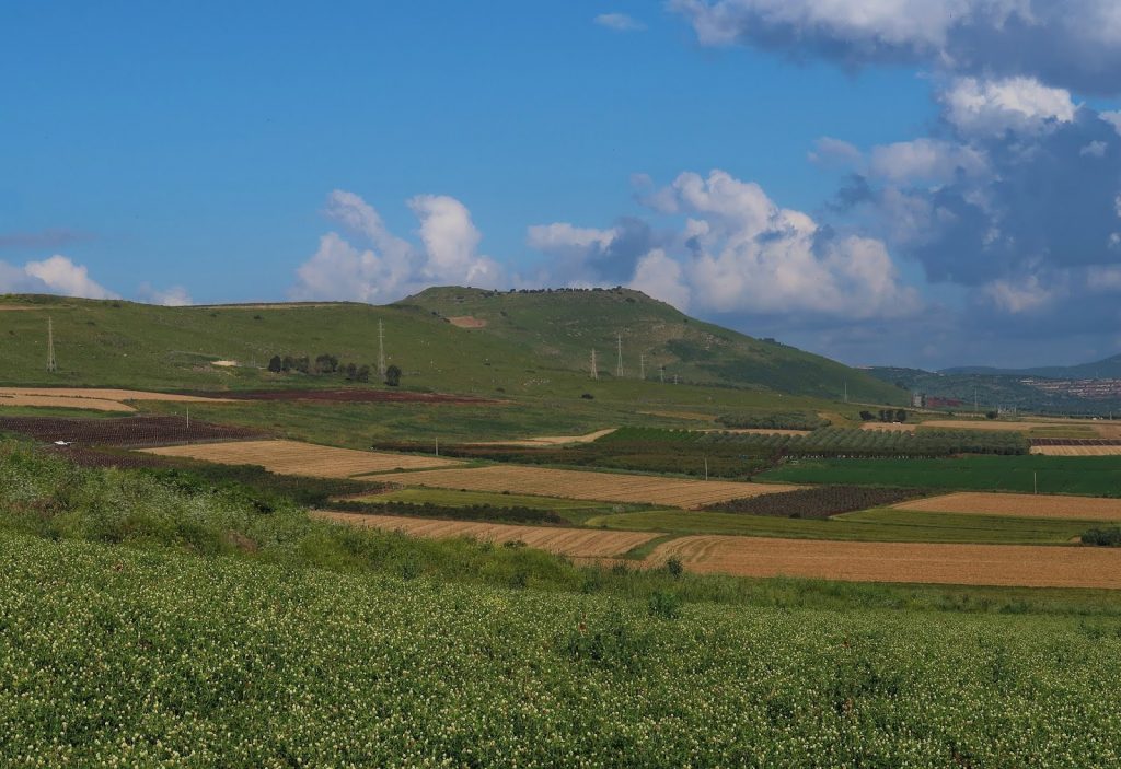 Pohled na Hattínské rohy z Izraelské národní stezky (Israel National Trail)