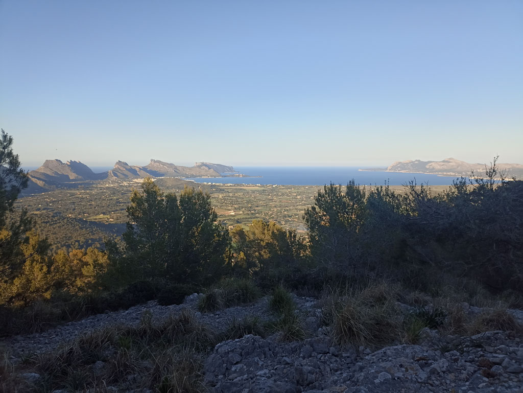 Dálková trasa GR221 na Nallorce. Svítání nad městem Pollenca.