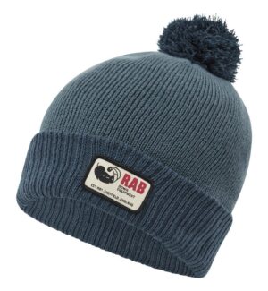 Rab Essential Bobble je klasický kulich s bambulí s Rab retro logem ze 100% recyklovaného polyesteru pro outdoorové dobrodružství ale i běžné denní nošení.