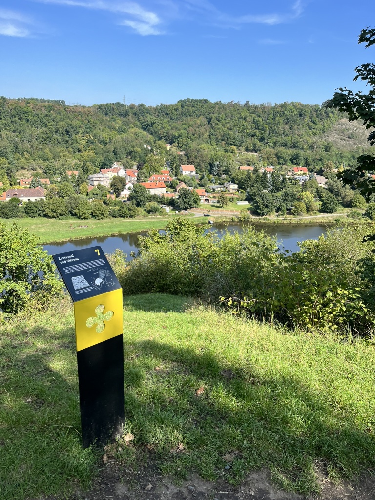 Levý Hradec výhled na Vlatvu